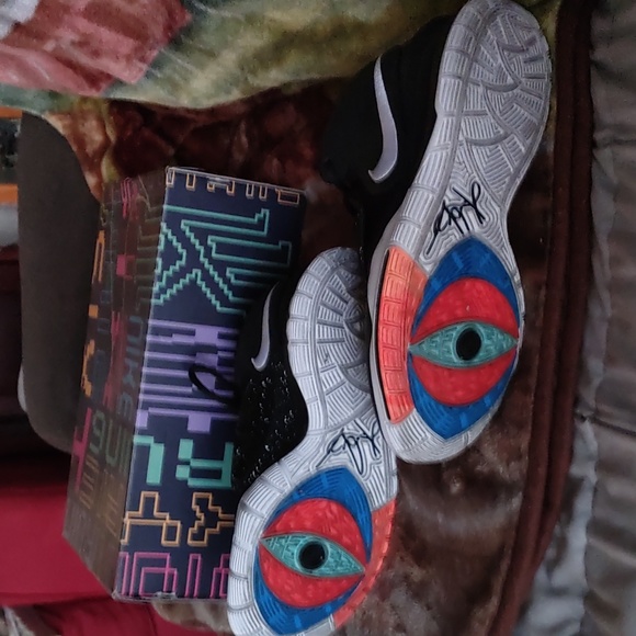 Kyrie 6 black and white very nice condition - Picture 8 of 8